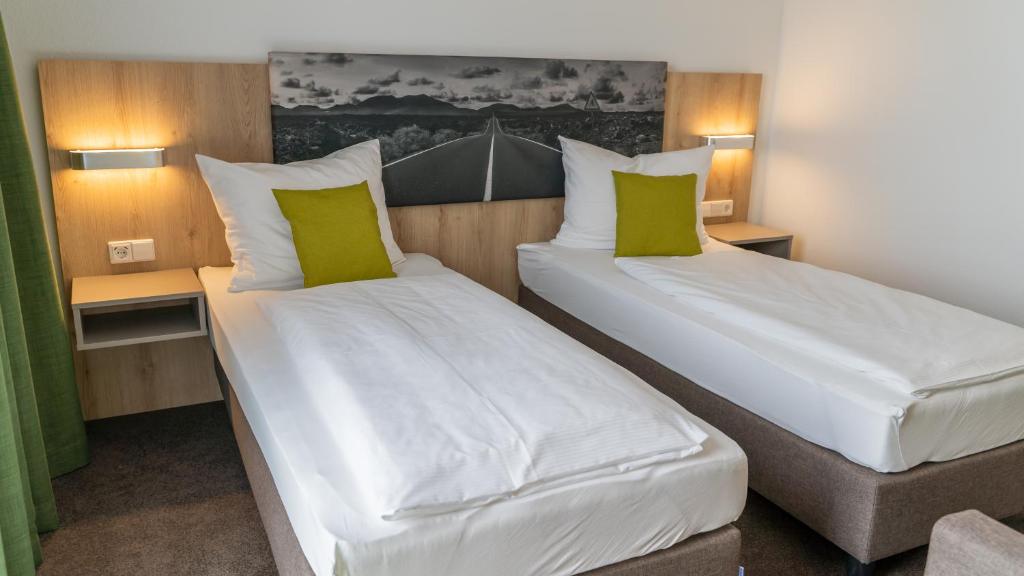 Postel nebo postele na pokoji v ubytování Highway Hotel