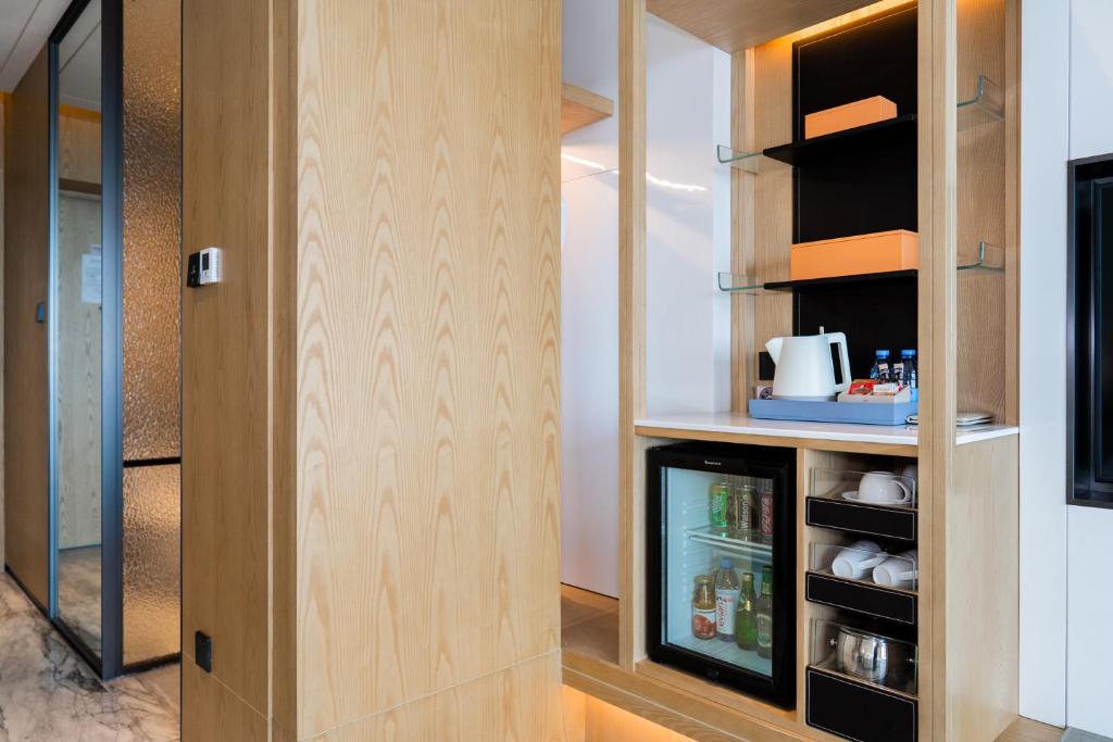 Kuchyň nebo kuchyňský kout v ubytování Crowne Plaza Shenzhen Nanshan by IHG