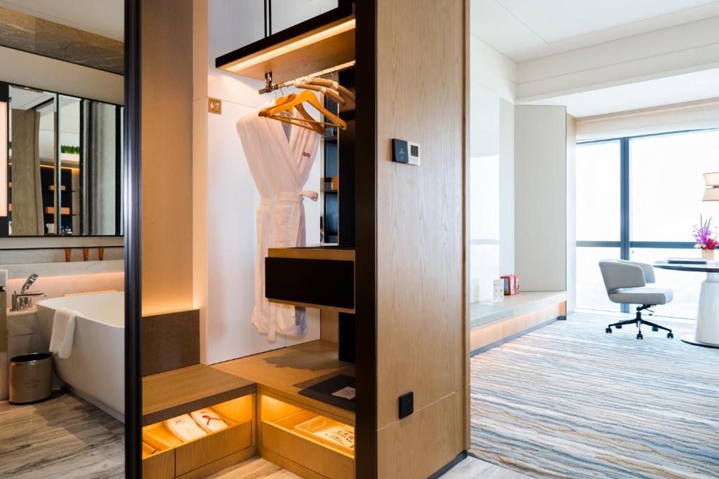 TV a/nebo společenská místnost v ubytování Crowne Plaza Shenzhen Nanshan by IHG
