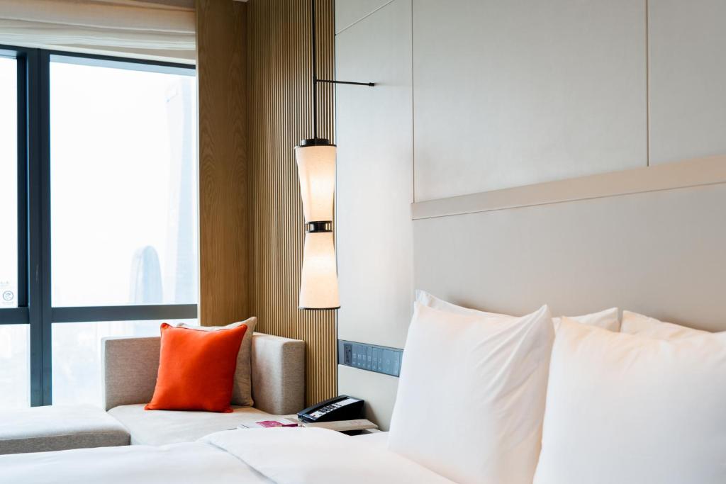 Postel nebo postele na pokoji v ubytování Crowne Plaza Shenzhen Nanshan by IHG
