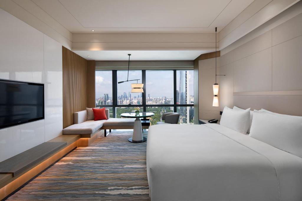 TV a/nebo společenská místnost v ubytování Crowne Plaza Shenzhen Nanshan by IHG
