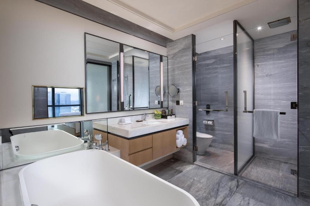 Koupelna v ubytování Crowne Plaza Shenzhen Nanshan by IHG
