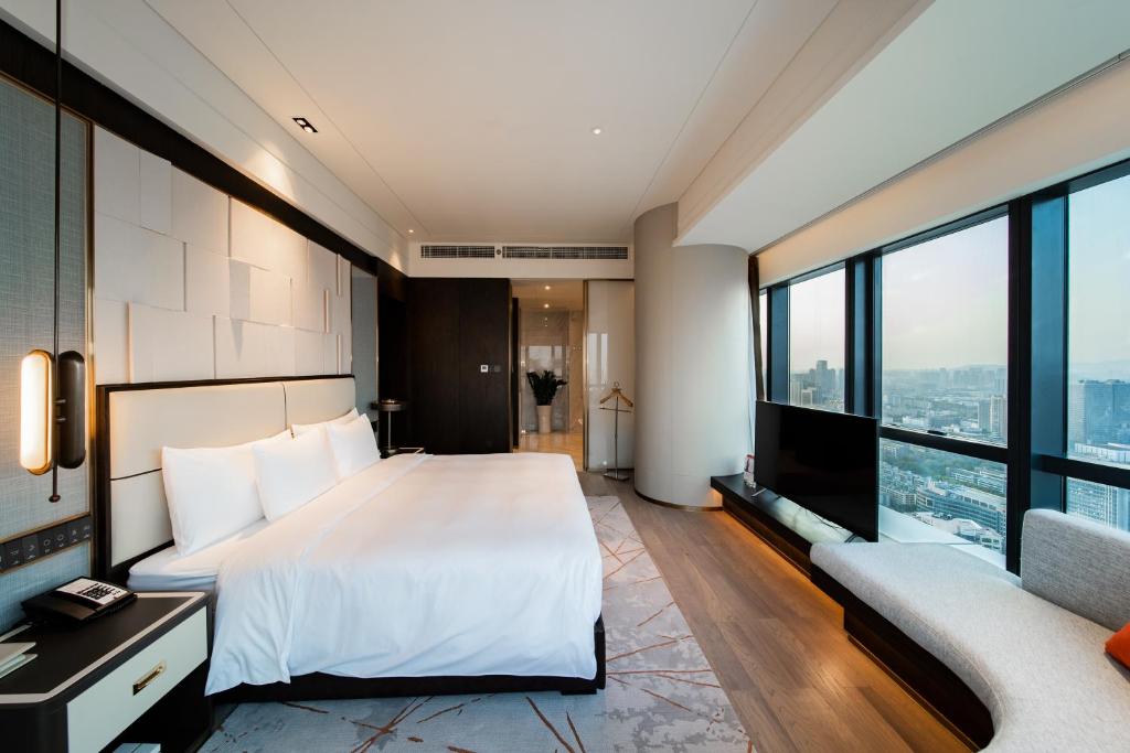 Postel nebo postele na pokoji v ubytování Crowne Plaza Shenzhen Nanshan by IHG