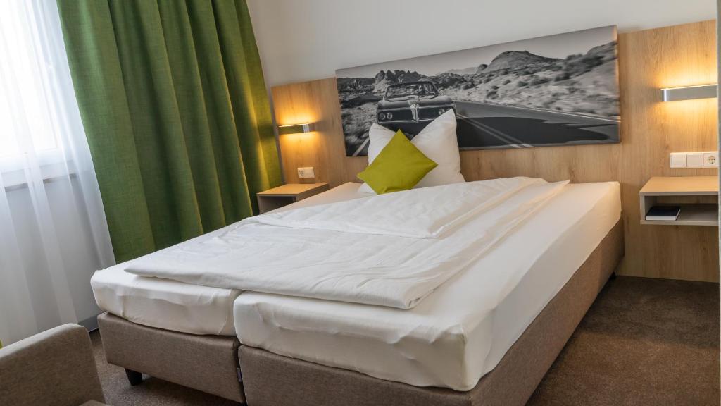 Postel nebo postele na pokoji v ubytování Highway Hotel