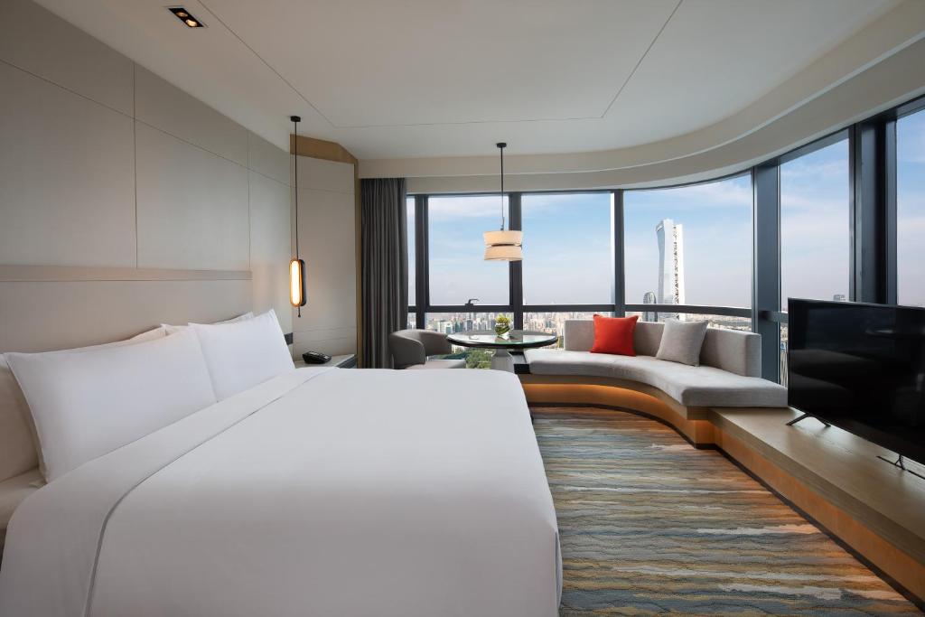 Postel nebo postele na pokoji v ubytování Crowne Plaza Shenzhen Nanshan by IHG