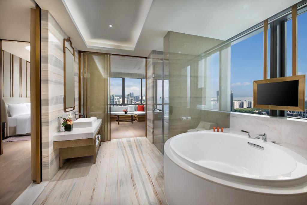 Koupelna v ubytování Crowne Plaza Shenzhen Nanshan by IHG