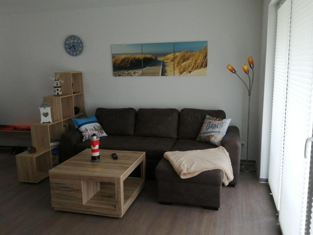 a living room with a couch and a coffee table at Strandläufer in Gelbensande