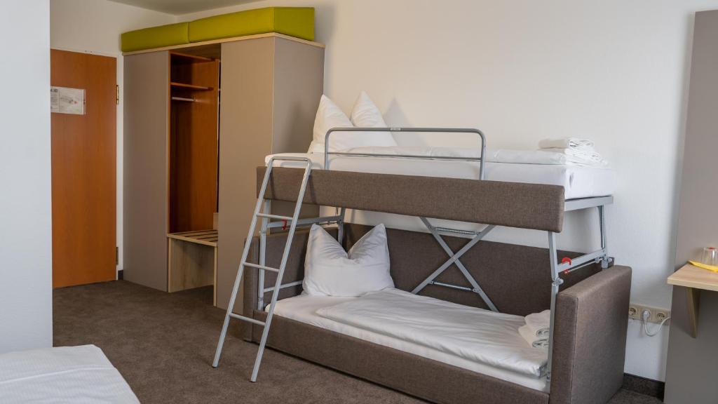 Postel nebo postele na pokoji v ubytování Highway Hotel