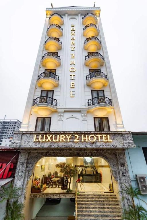 a hotel building with a hotel sign on it at TỪ SƠN LUXURY 2 HOTEL in Ðại Dính