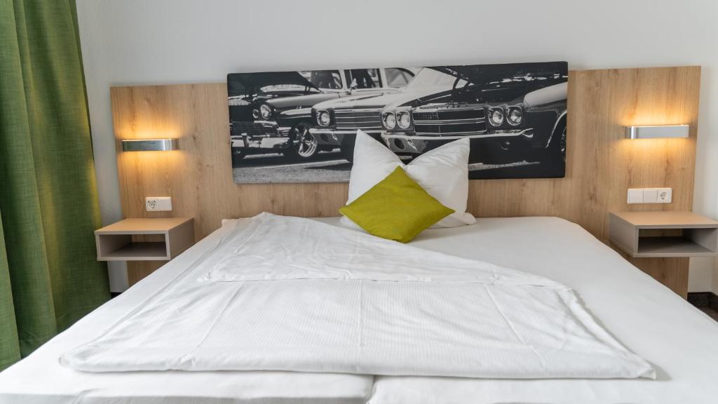 Postel nebo postele na pokoji v ubytování Highway Hotel