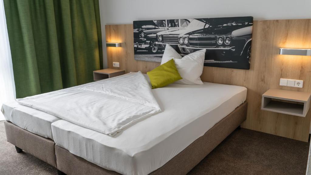 Postel nebo postele na pokoji v ubytování Highway Hotel
