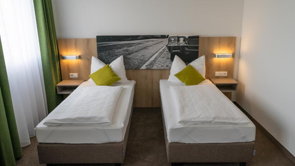 Postel nebo postele na pokoji v ubytování Highway Hotel