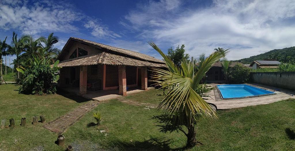  Casa de campo com piscina na praia em Mariscal-SC - um refúgio