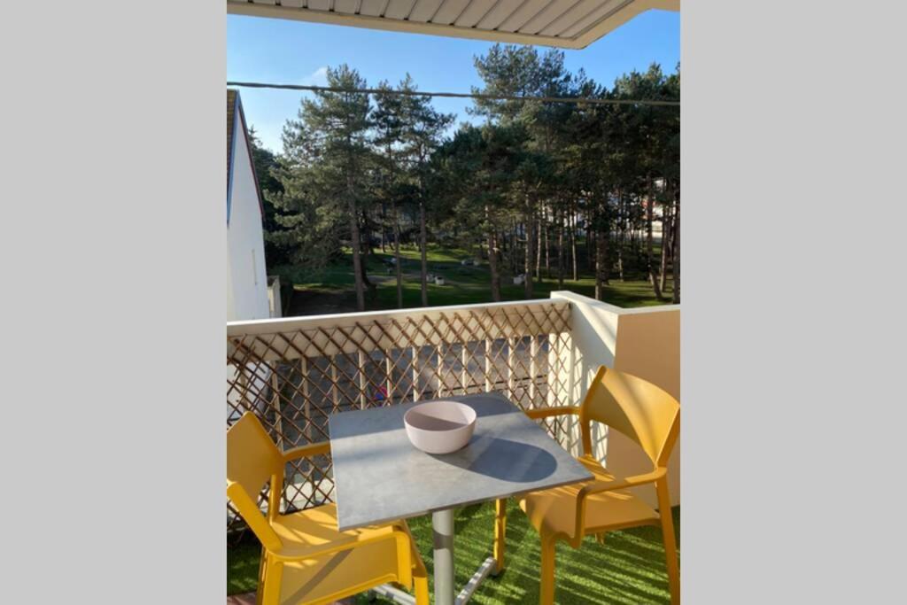 a small table and chairs on a balcony at Bel appartement 4 personnes balcon, centre ville in Le Touquet-Paris-Plage
