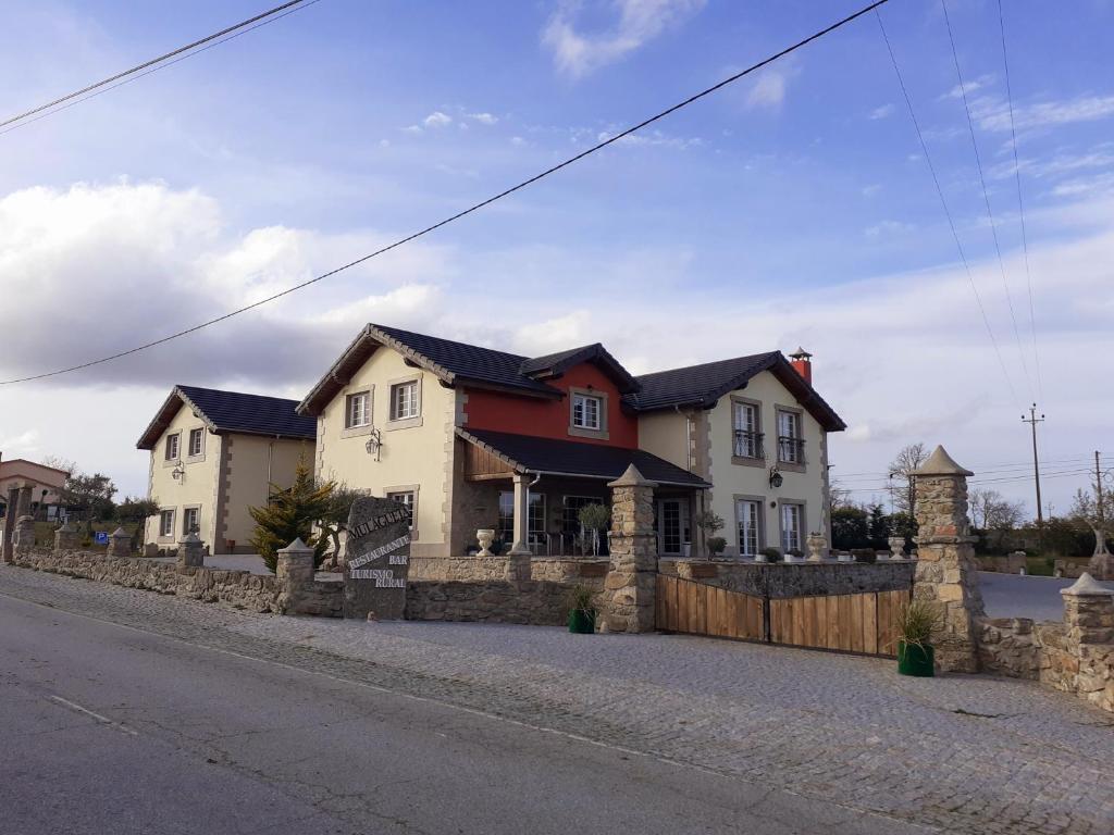 una casa al lado de una calle en Mulagueta -Restauração e Turismo Rural en Vale de la Mula