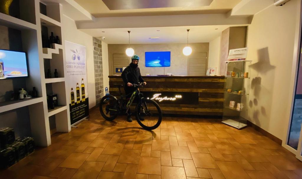 Jízda na kole v ubytování Impero Hotel Beauty & Spa - Bike Hotel nebo okolí