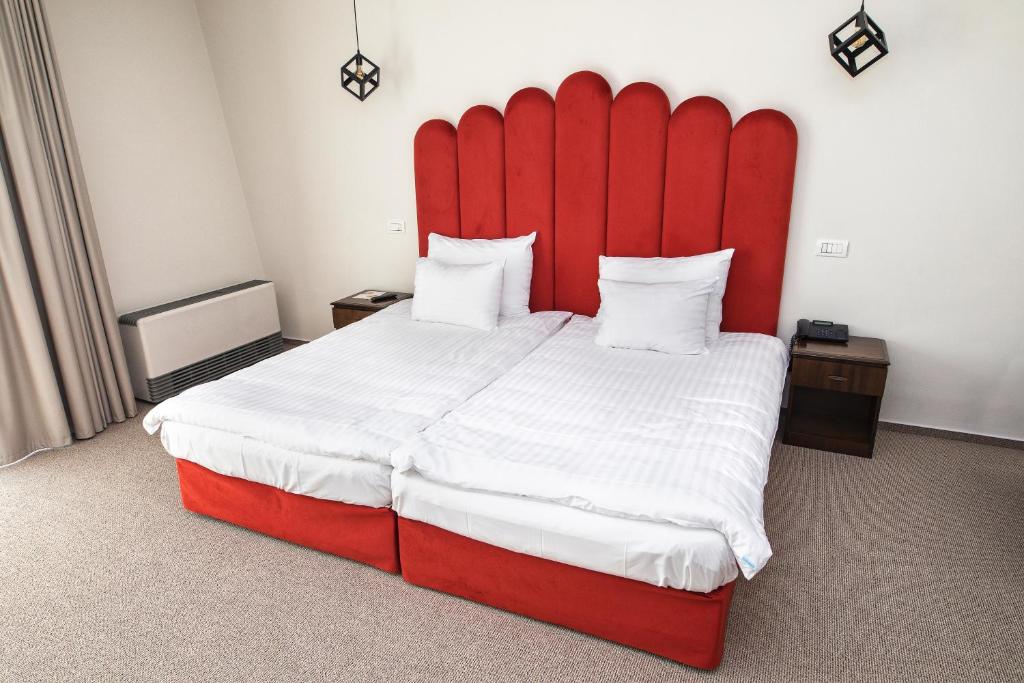 Postel nebo postele na pokoji v ubytování International Bucharest City Centre Hotel