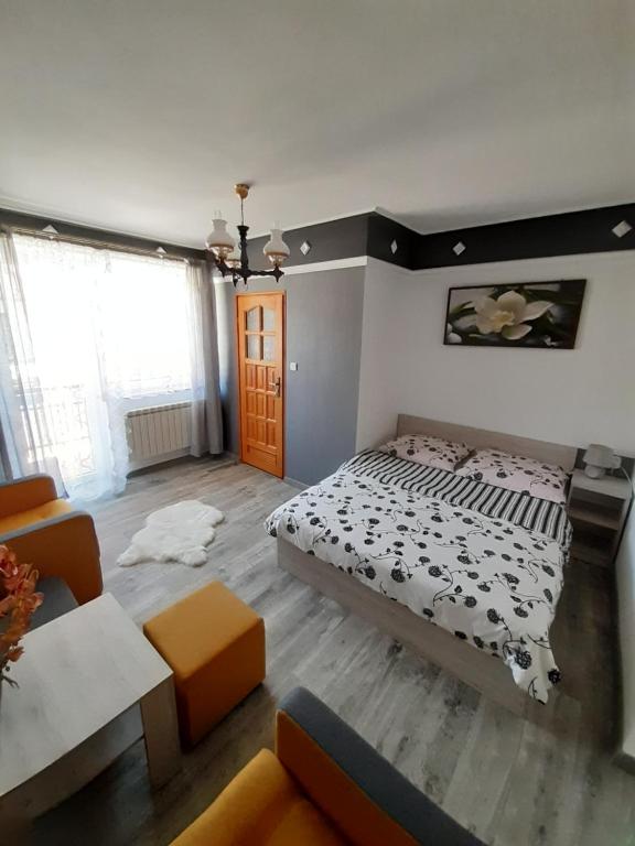 ニエジツァ・ザメクにあるPokoje u Kordeckichのベッドルーム1室(ベッド1台付)、リビングルームが備わります。