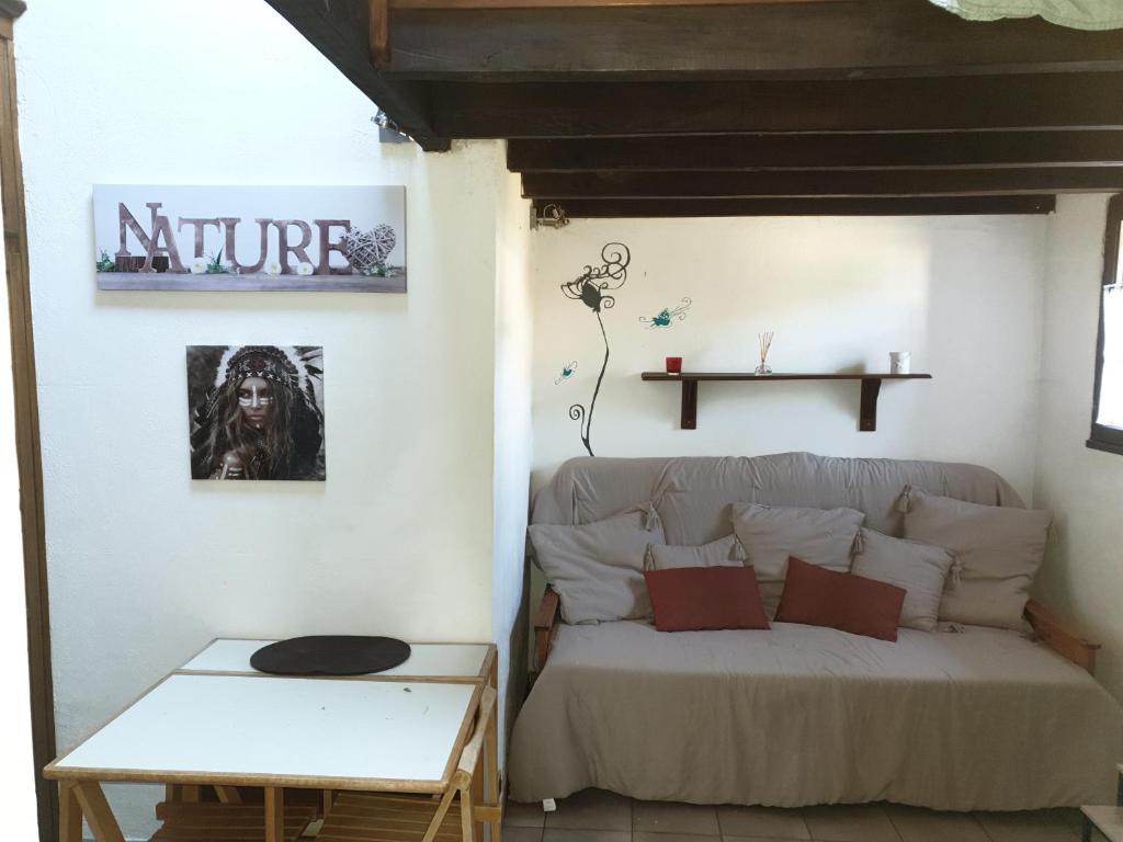 une chambre avec un lit et une table dans l'établissement STUDIO avec Mezzanine, à Corte