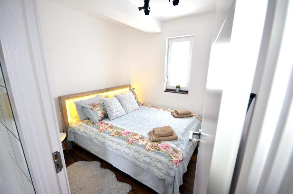 سرير أو أسرّة في غرفة في C l e a n&C o z y Apartmani Divcibare
