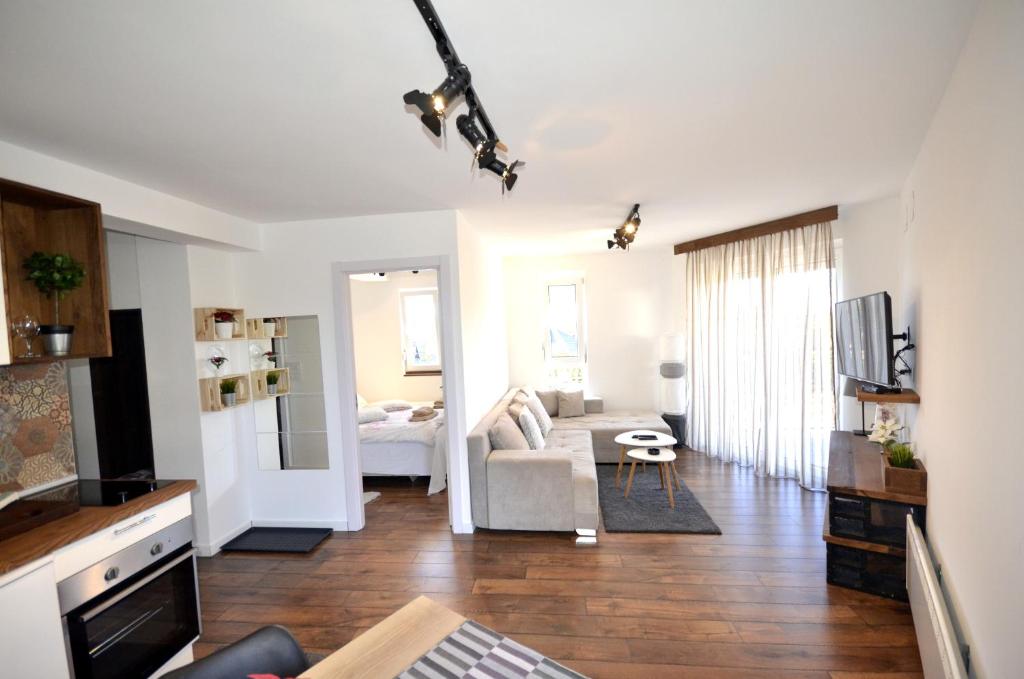 C l e a n&C o z y Apartmani Divcibare في ديفشيبار: غرفة معيشة مع أريكة وطاولة