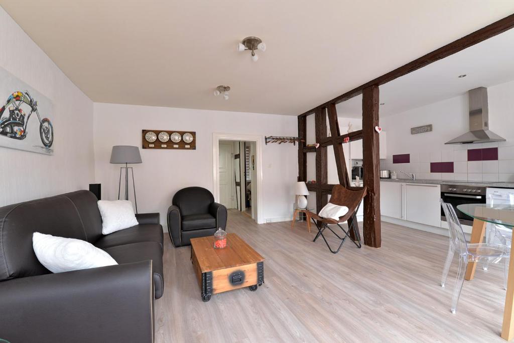 un salon avec un canapé et une table dans l'établissement Petite Venise Gîte Saint Pierre 2 pièces 3 étoiles classement tourisme, à Colmar