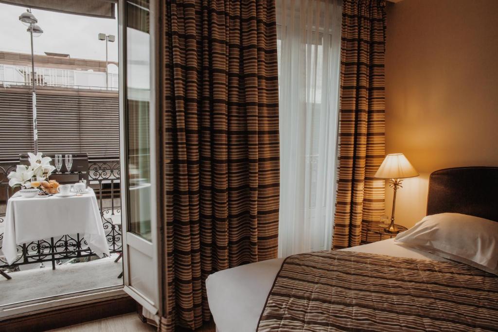 Een bed of bedden in een kamer bij Waldorf Montparnasse