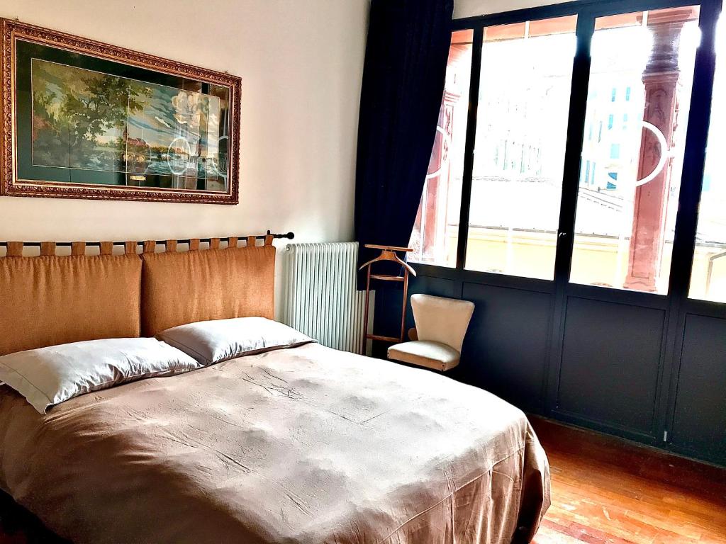 ラ・スペツィアにあるVeranda Liberty,Prestigioso Appartamentoのベッドルーム(ベッド1台、窓付)
