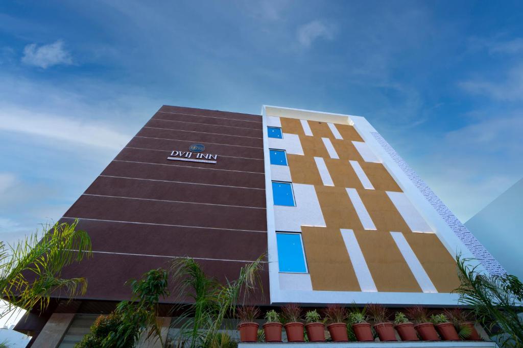 un edificio con un cartel en el costado en Hotel DVIJ INN, en Jaipur