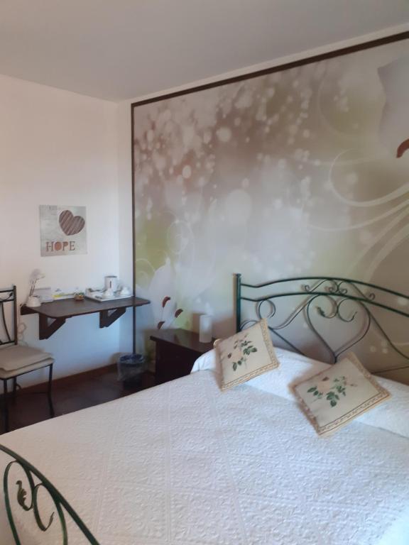 ein Bett mit zwei Kissen darauf in einem Schlafzimmer in der Unterkunft Alla Finestra Sul Parco in Cefalú
