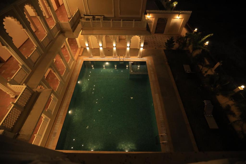 Bazén v ubytování Rangmahal Pushkar by DIV HOSPITALITY nebo v jeho okolí