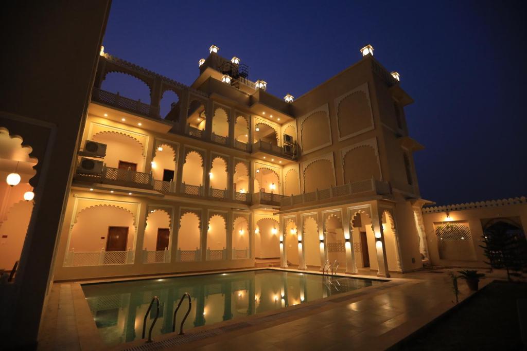 Bazén v ubytování Rangmahal Pushkar by DIV HOSPITALITY nebo v jeho okolí