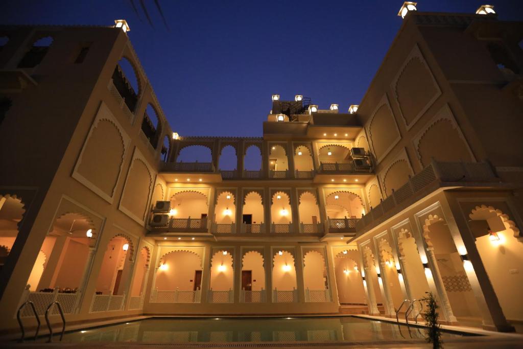 Bazén v ubytování Rangmahal Pushkar by DIV HOSPITALITY nebo v jeho okolí