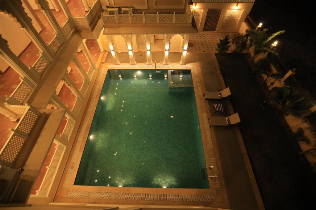 Bazén v ubytování Rangmahal Pushkar by DIV HOSPITALITY nebo v jeho okolí
