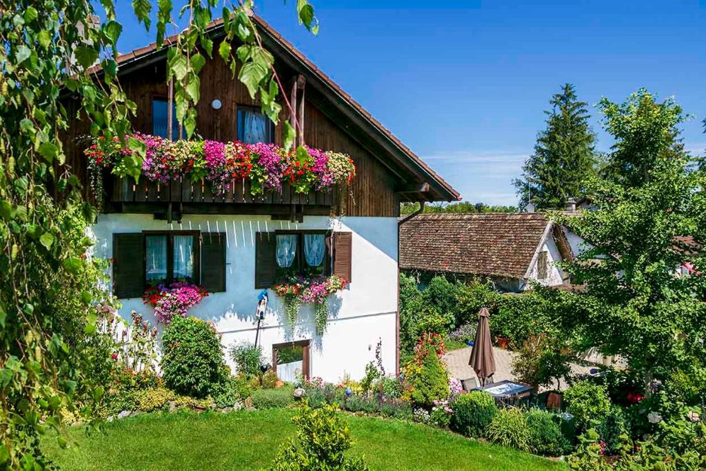 a house with flower boxes on the balcony at Blumenwohnung Irene DORN in Andechs
