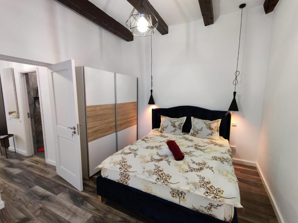 una camera da letto con un cuscino rosso di New Residence a Braşov