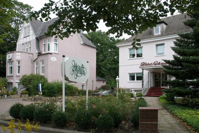 uma casa com um sinal em frente em Hotel Schmidt em Hamburgo