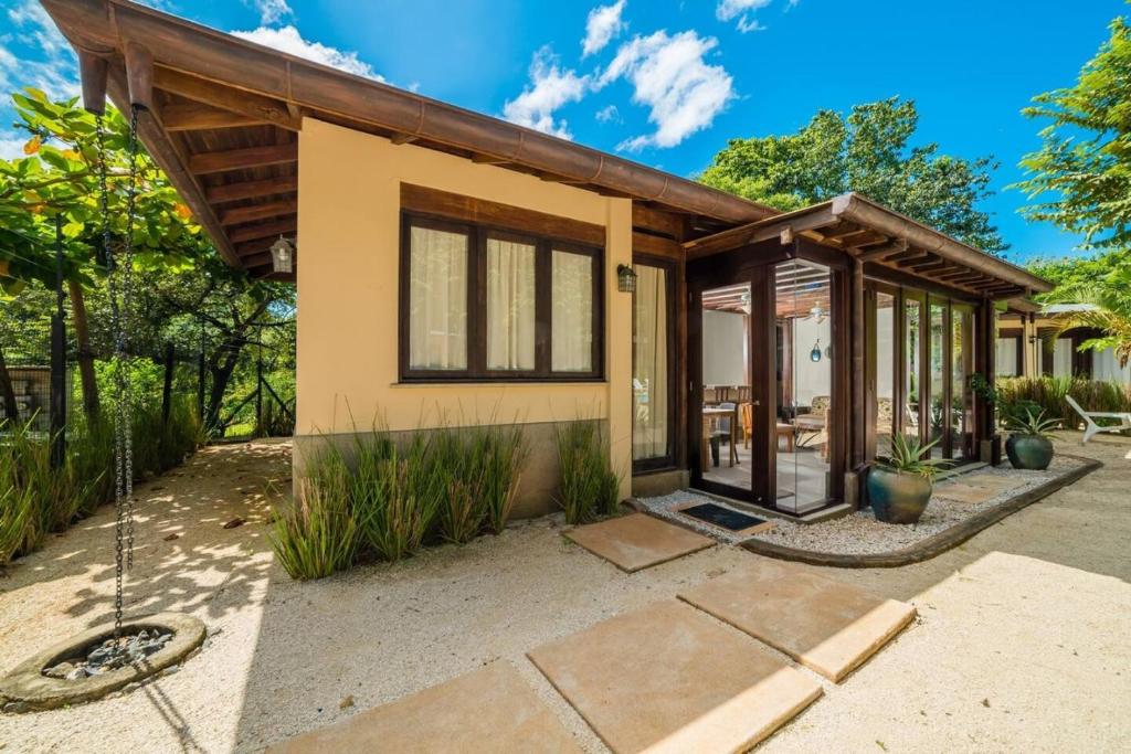 een weergave van een huis met een veranda bij Beach Walk Costa Rica in Playa Avellana