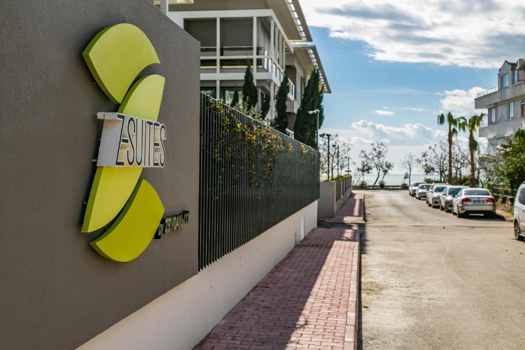 un edificio con un cartel al costado de una calle en Z-Suites, en Antalya