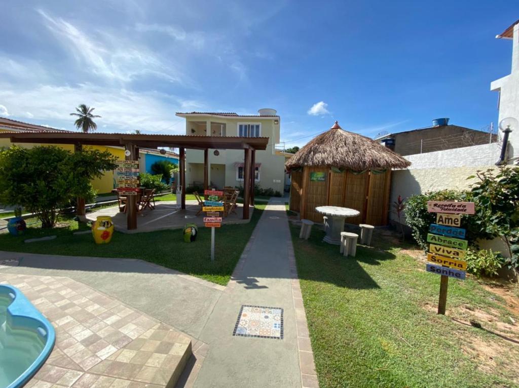 einen Hinterhof mit einem Pavillon und einem Spielplatz in der Unterkunft Solar de Peroba in Maragogi