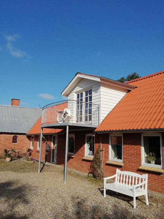 ErslevにあるStenhøj Bed and Breakfast, v. Jette og Mariusのオレンジの屋根の家