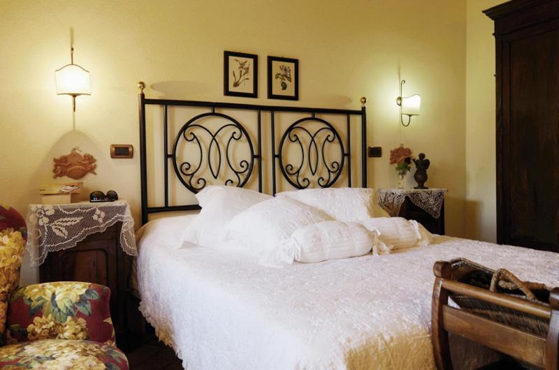 CastelmuzioにあるAgriturismo La Casa Nuovaのベッドルーム(白い枕の大型ベッド1台付)