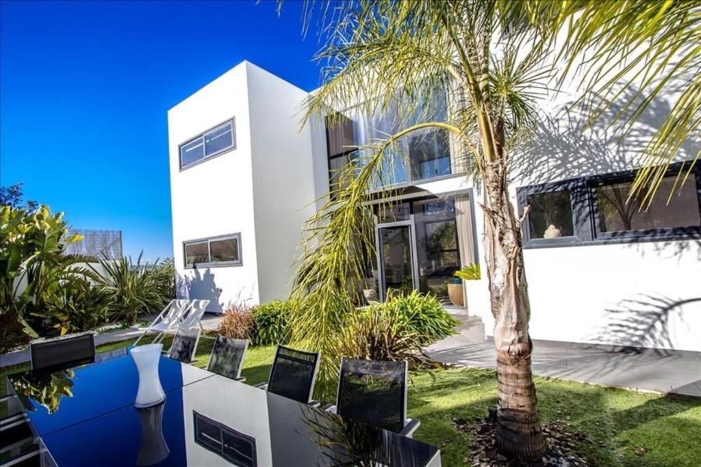 Vonkajšia záhrada v ubytovaní Architect modern design villa in Sitges Hills