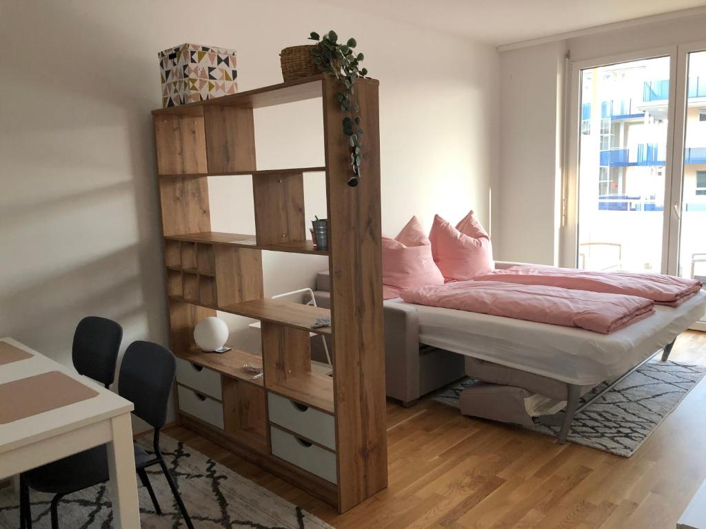 sypialnia z łóżkiem piętrowym i biurkiem w obiekcie High 4 w Grazu