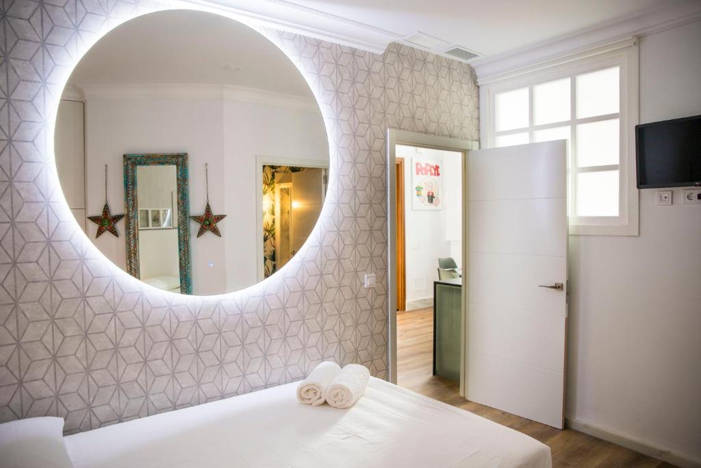 Posteľ alebo postele v izbe v ubytovaní Popeye Suite Puerto Marina espectacular apartamento dentro de la Isla de Puerto Marina con Piscina en cubierta y a 1 minuto de la playa