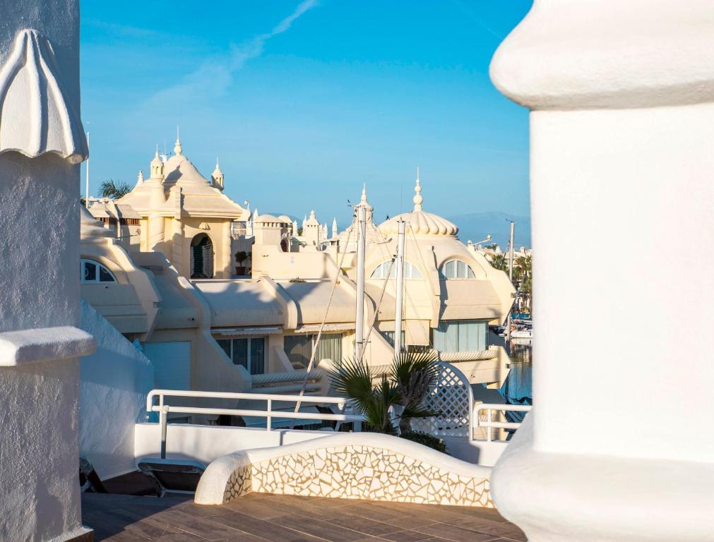 Fotografia z galérie ubytovania Popeye Suite Puerto Marina espectacular apartamento dentro de la Isla de Puerto Marina con Piscina en cubierta y a 1 minuto de la playa v destinácii Benalmádena