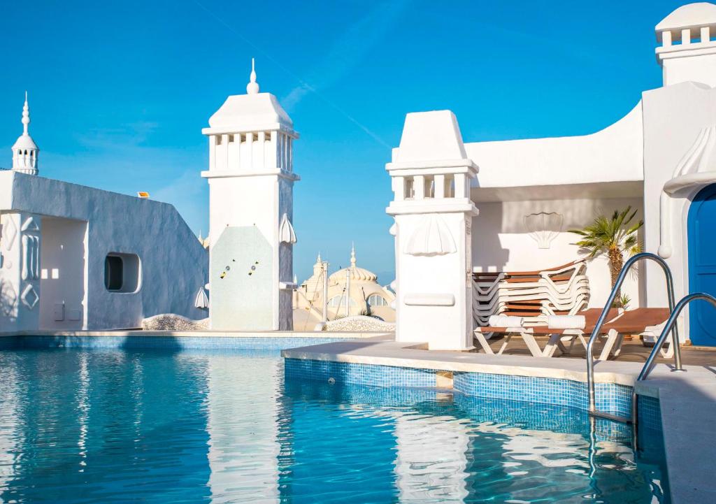 Bazén v ubytovaní Popeye Suite Puerto Marina espectacular apartamento dentro de la Isla de Puerto Marina con Piscina en cubierta y a 1 minuto de la playa alebo v jeho blízkosti
