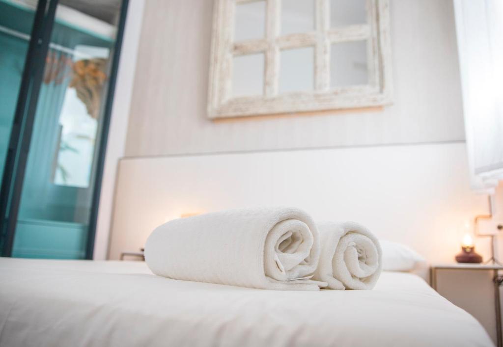 Posteľ alebo postele v izbe v ubytovaní Popeye Suite Puerto Marina espectacular apartamento dentro de la Isla de Puerto Marina con Piscina en cubierta y a 1 minuto de la playa