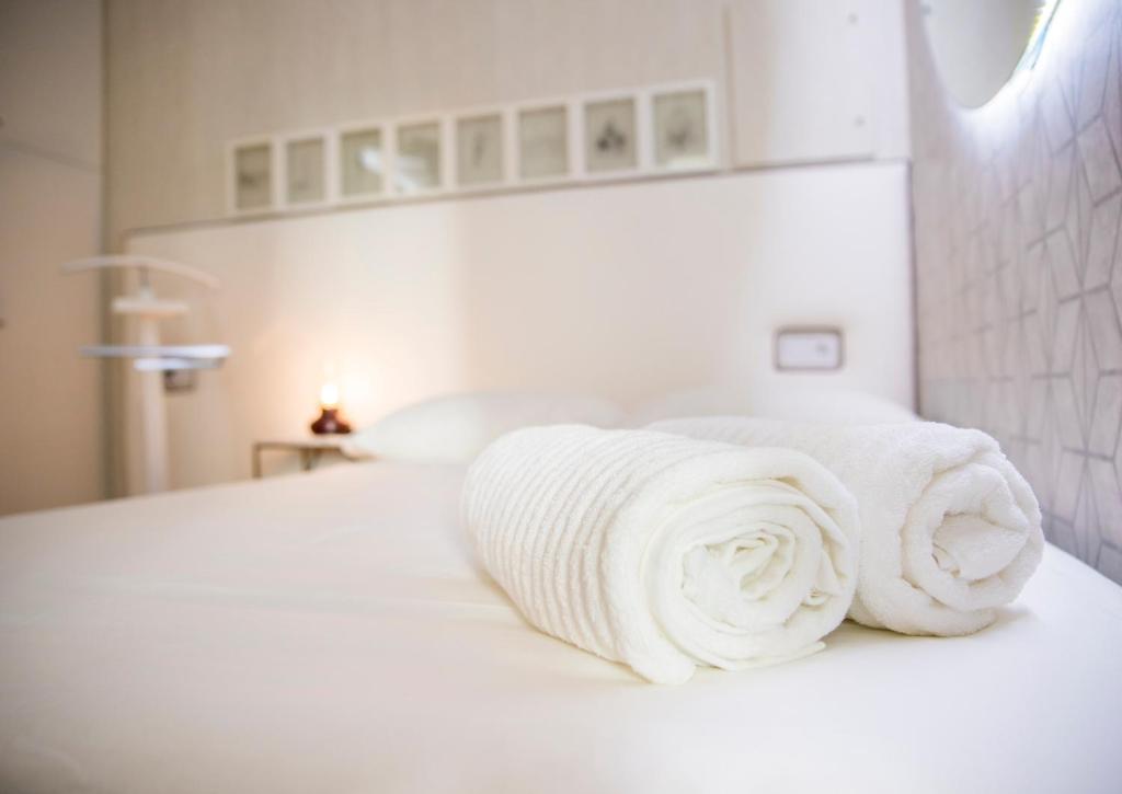 Posteľ alebo postele v izbe v ubytovaní Popeye Suite Puerto Marina espectacular apartamento dentro de la Isla de Puerto Marina con Piscina en cubierta y a 1 minuto de la playa
