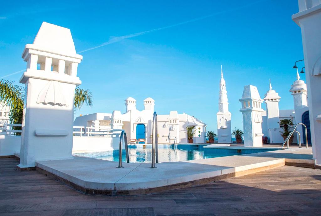 Bazén v ubytovaní Popeye Suite Puerto Marina espectacular apartamento dentro de la Isla de Puerto Marina con Piscina en cubierta y a 1 minuto de la playa alebo v jeho blízkosti
